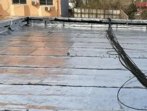 和平卫生间漏水维修公司分享下和平屋面楼顶防水刚性防水层施工要点。